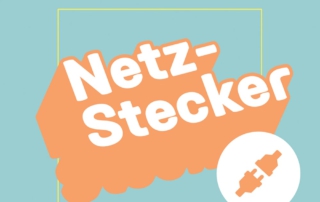 Titelbild des NetzStecker-Wörterbuchs der Lebenshilfe Münster. In der Mitte steht groß „Netz-Stecker“ auf orangefarbenem Hintergrund, daneben ist ein Symbol mit zwei Steckverbindern zu sehen. Oben steht der Untertitel „Begriffe aus dem Internet – leicht erklärt!“, unten der Hinweis auf das herausgebende Büro für inklusive Medienbildung.
