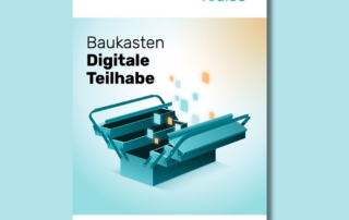 Offene, türkisfarbene Werkzeugkiste mit digitalen Würfeln, die aus der Kiste schweben. Links daneben steht der Titel „Baukasten Digitale Teilhabe“. Oben rechts das Logo von „vediso“. Unten steht: „Verband für Digitalisierung in der Sozialwirtschaft e.V.“. Hintergrund in hellblau.