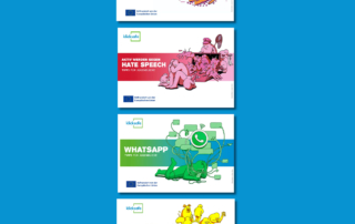 Vier farbige klicksafe-Flyer mit Illustrationen, nebeneinander auf blauem Hintergrund angeordnet. Die Titel lauten von oben nach unten: „Instagram – Tipps für Jugendliche“ (violett), „Aktiv werden gegen Hate Speech – Tipps für Jugendliche“ (rot), „WhatsApp – Tipps für Jugendliche“ (grün) und „Snapchat – Tipps für Jugendliche“ (gelb).