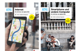 Zwei Broschüren der Bundeszentrale für politische Bildung in Einfacher Sprache: Internet – Ein Heft über die digitale Welt mit einer Handy-Karte auf dem Cover und Smartphone und andere Computer – Ein Heft über die digitale Welt mit einer Straßenszene, in der Menschen ihre Geräte nutzen.