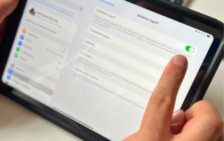 Finger tippt in den Bedienungshilfen-Einstellungen eines iPads auf den Schalter „Geführter Zugriff“