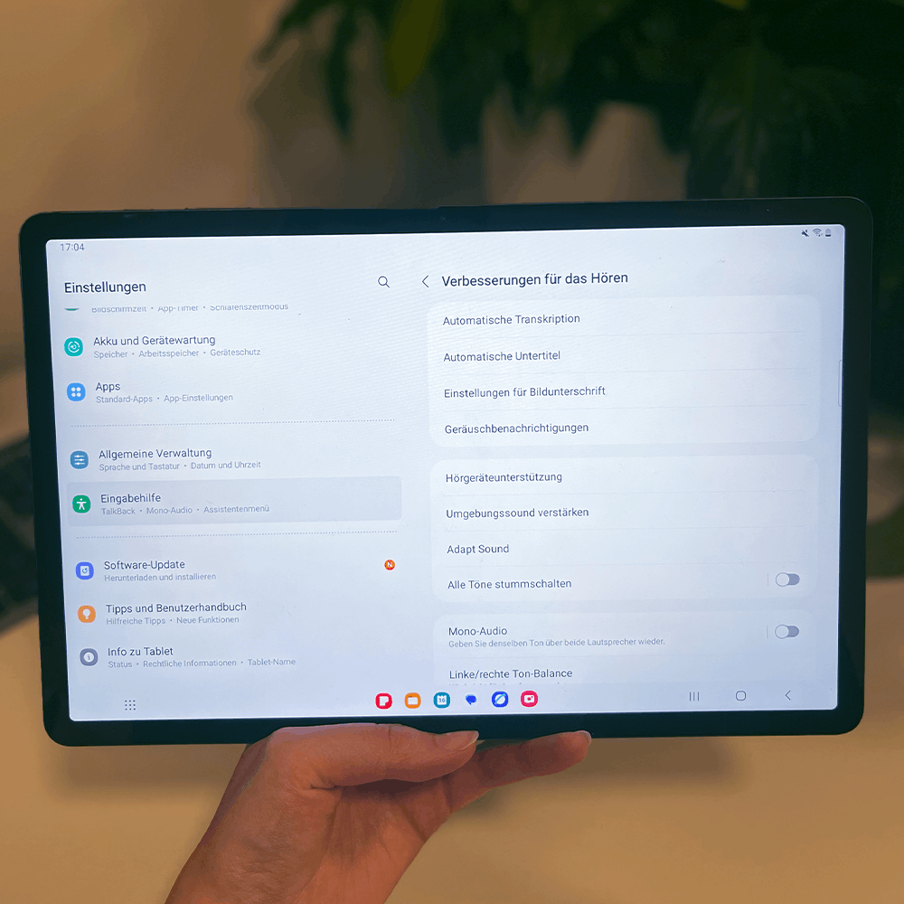 Foto eines Samsung-Tablets auf dem in den Eingabehilfen die Einstellungen zum verbesserten Hören aufgerufen sind.