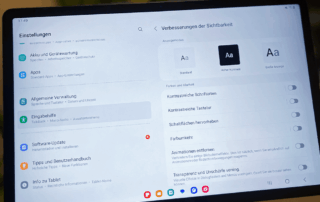 Foto eines Samsung-Tablets, auf dem in den Eingabehilfen die Einstellungen zum verbesserten sehen angezeigt werden.
