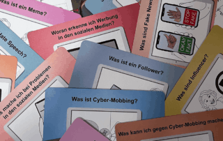 Foto von vielen sich überlappenden Social-Media-Karten.