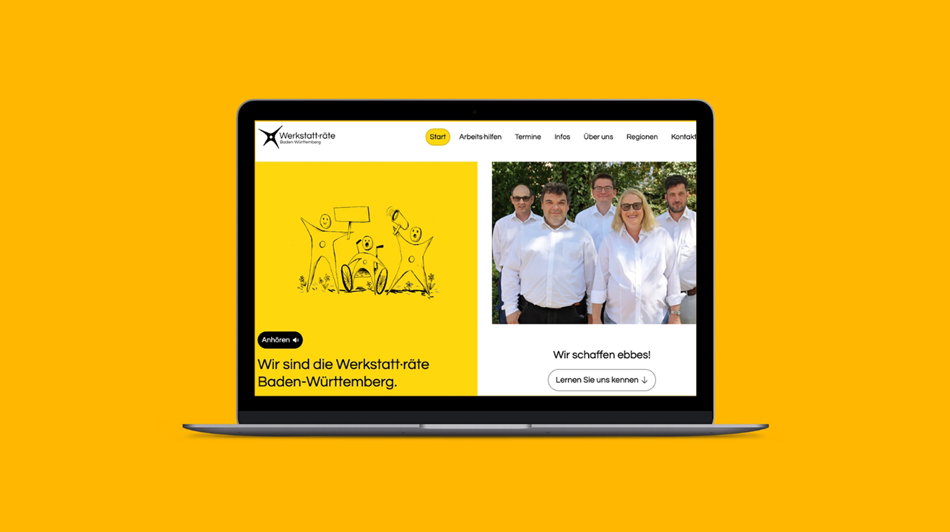 Screenshot: Ein geöffneter Laptop zeigt die Startseite der Werkstatträte Baden-Württemberg. Links ist ein gelber Bereich mit gezeichneten Figuren zu sehen, rechts ein Foto von fünf Personen in weißen Hemden.
