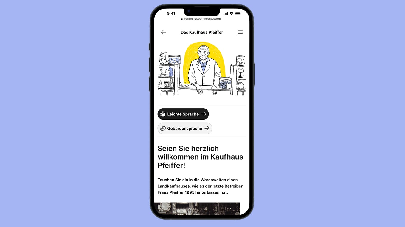 Foto: Ein Smartphone mit geöffneter Museums-Webseite: Das Zeitmaschinchen. Auf dem Display ist eine gezeichnete Szene aus einem alten Kaufhaus zu sehen. Eine gezeichnete Person steht hinter einer Verkaufstheke vor einem gelben Hintergrund. Unter der Illustration befinden sich zwei Schaltflächen mit den Optionen „Leichte Sprache“ und „Gebärdensprache“. Darunter steht ein kurzer Einführungstext zum Kaufhaus Pfeiffer. Das Smartphone steht aufrecht vor einfarbigem hellviolettem Hintergrund.