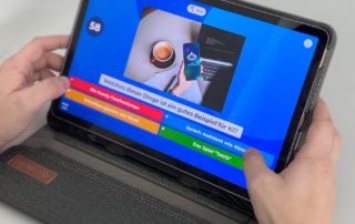 Foto: Die App Kahoot ist mit einer Frage auf einem Tablet geöffnet. Eine Person klickt auf eine der vier Antwortmöglichkeiten.