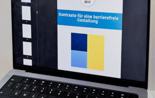 Foto: Ein Dokument ist auf einem Computer geöffnet. Oben steht: Be fit mit BFIT. Darunter steht: Kontraste für eine barrierefreie Gestaltung.